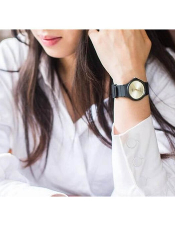 Casio – Simple au fond jaune – Bracelet en résine noir – Étanche – MQ-24-9ELDF