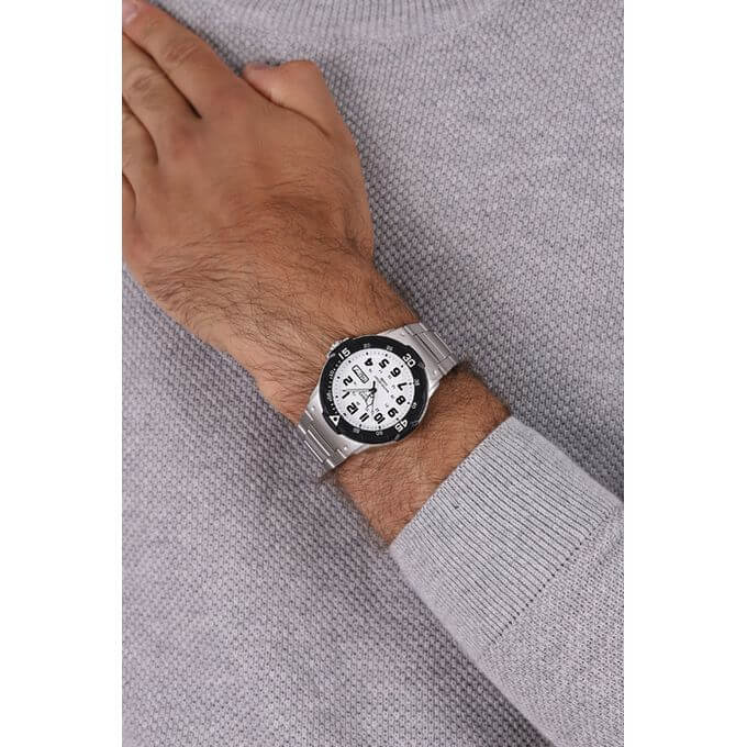 Casio – Cadran blanc – Bracelet métallique – Étanches 100 m – Stainless steel band – MRW-200HD-7BVDF