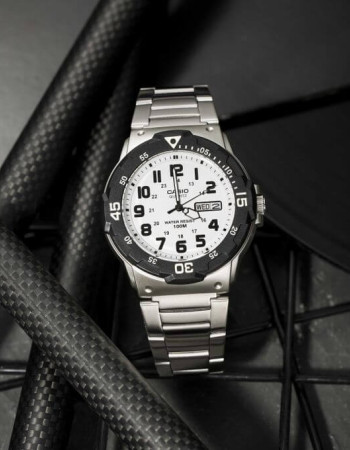 Casio – Cadran blanc – Bracelet métallique – Étanches 100 m – Stainless steel band – MRW-200HD-7BVDF