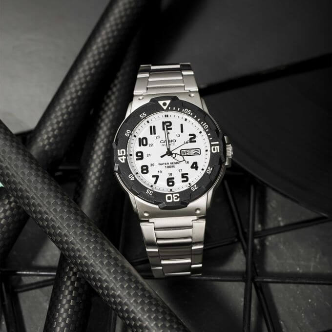 Casio – Cadran blanc – Bracelet métallique – Étanches 100 m – Stainless steel band – MRW-200HD-7BVDF