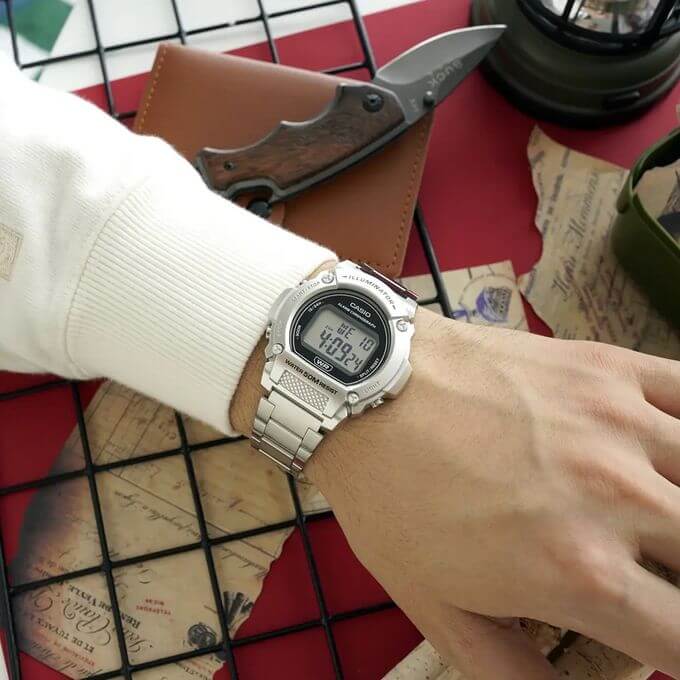 Casio – Satisfaire votre côté pratique – Autonomie pile 7 ans – Bracelet en acier – W-219HD-1AV