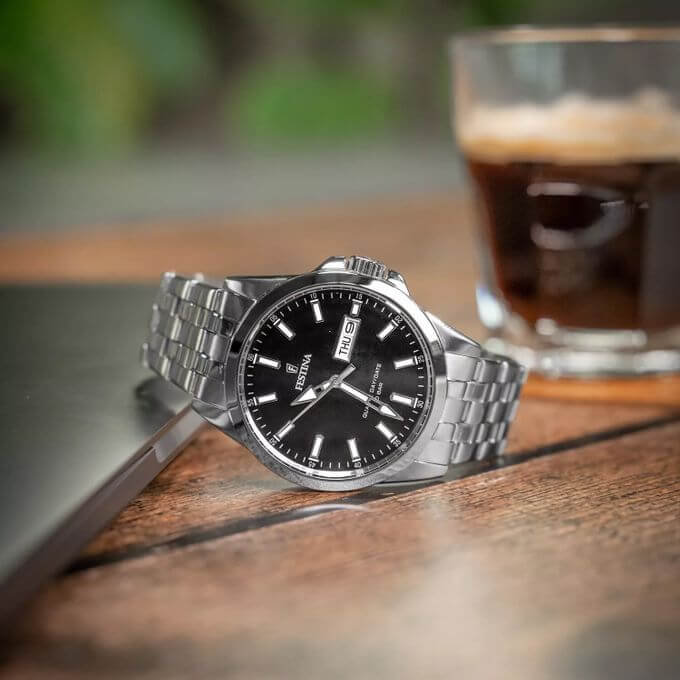 Festina – Cadran noir avec dateur – Index lumineux – Bracelet en acier – F20357/4