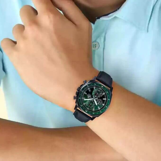 Casio – Design inspiré des lumières laser vertes – Boîtier medium noir – Bracelet cuir noir – EFV-600CL-3AV