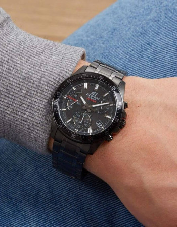 Casio – La lunette noire et le cadran ont un style audacieux – Résistance à l’eau 100 m – EFV-540DC-1AV