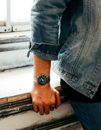 Casio – Taille boîtier moyenne – Étanche 10 BAR – Chronographe – EFV-540D-1A9V