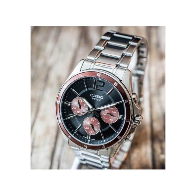 Casio – Tout en acier inoxydable – Classe d’étanchéité (50 mètres) – MTP-1374D-5AVDF