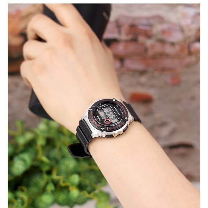 Casio – Alarme quotidienne – Étanche 50 mètres – Bracelet en silicone noir – W-216-1CV