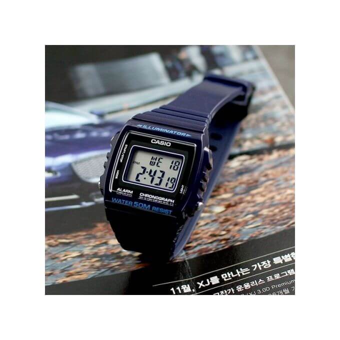 Casio – Digitale bleu – Carrée & étanche 50 mètres – Bracelet en silicone lisse – W-215H-2AV