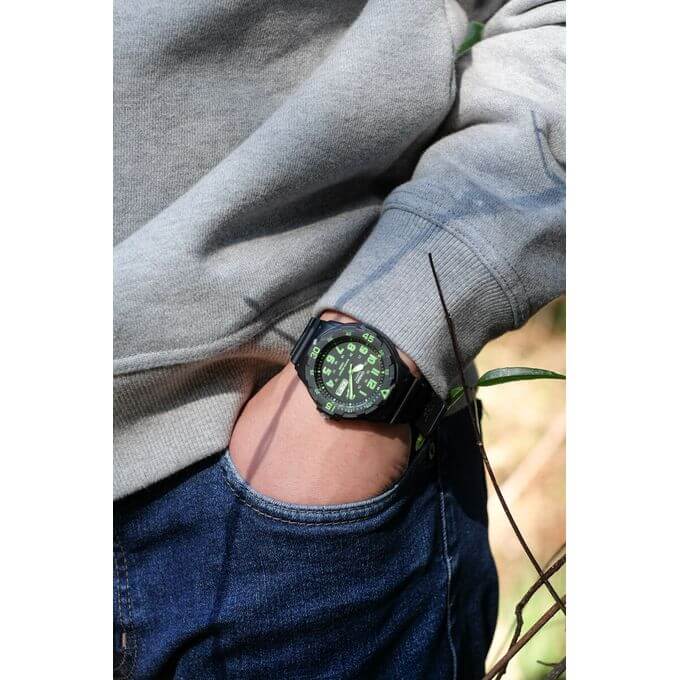 Casio – Montre pour hommes, chiffres verts – Bracelet en silicone noir – MRW-200H-3BVDF