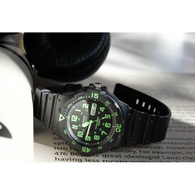 Casio – Montre pour hommes, chiffres verts – Bracelet en silicone noir – MRW-200H-3BVDF