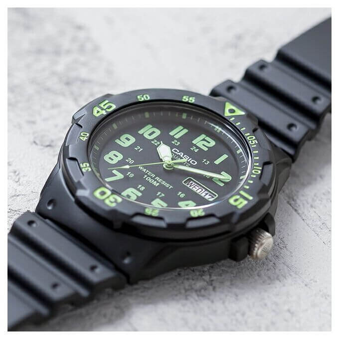 Casio – Montre pour hommes, chiffres verts – Bracelet en silicone noir – MRW-200H-3BVDF