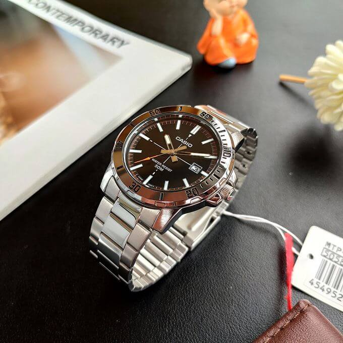 Casio – Pour hommes – Avec dateur – Aiguilles fluorescentes – MTP-VD01D-1E2