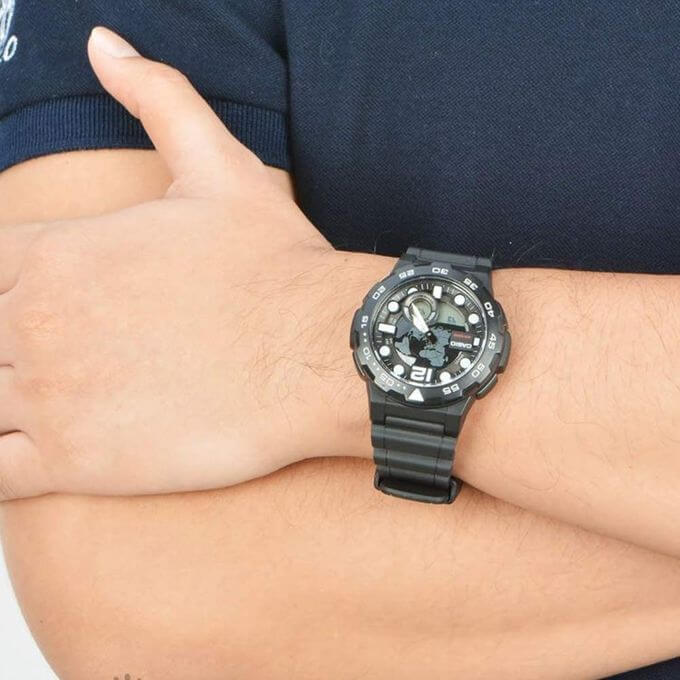 Casio – Autonomie de 10 ans & heure mondiale – Étanche 100 m – AEQ-100W-1AVDF