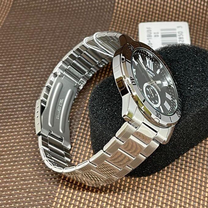 Casio – Doté d’un impressionnant cadran noir avec un affichage de date « petite seconde » – MTP-VD200D-1B