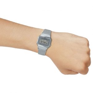 Casio – Montre Vintage SUPER SLIM – Digitale argentée – Bracelet milanais – A700WM-7ADF