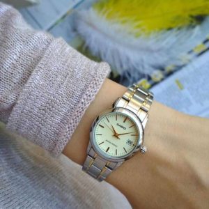 Casio – Montre femme tout en acier inoxydable – Bracelet bicolore – Cadran avec dateur – LTP-V002SG-9AUDF