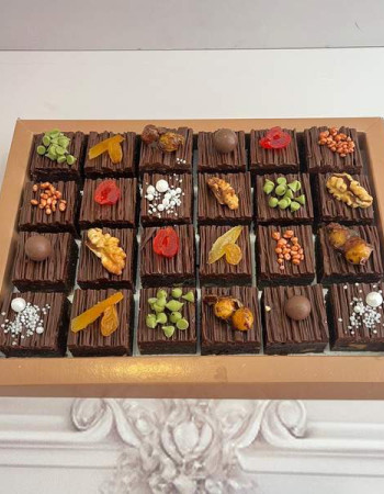 Plateau mini brownies décorés .24 pièces