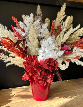 Harmonie Florale en Rouge et Ivoire